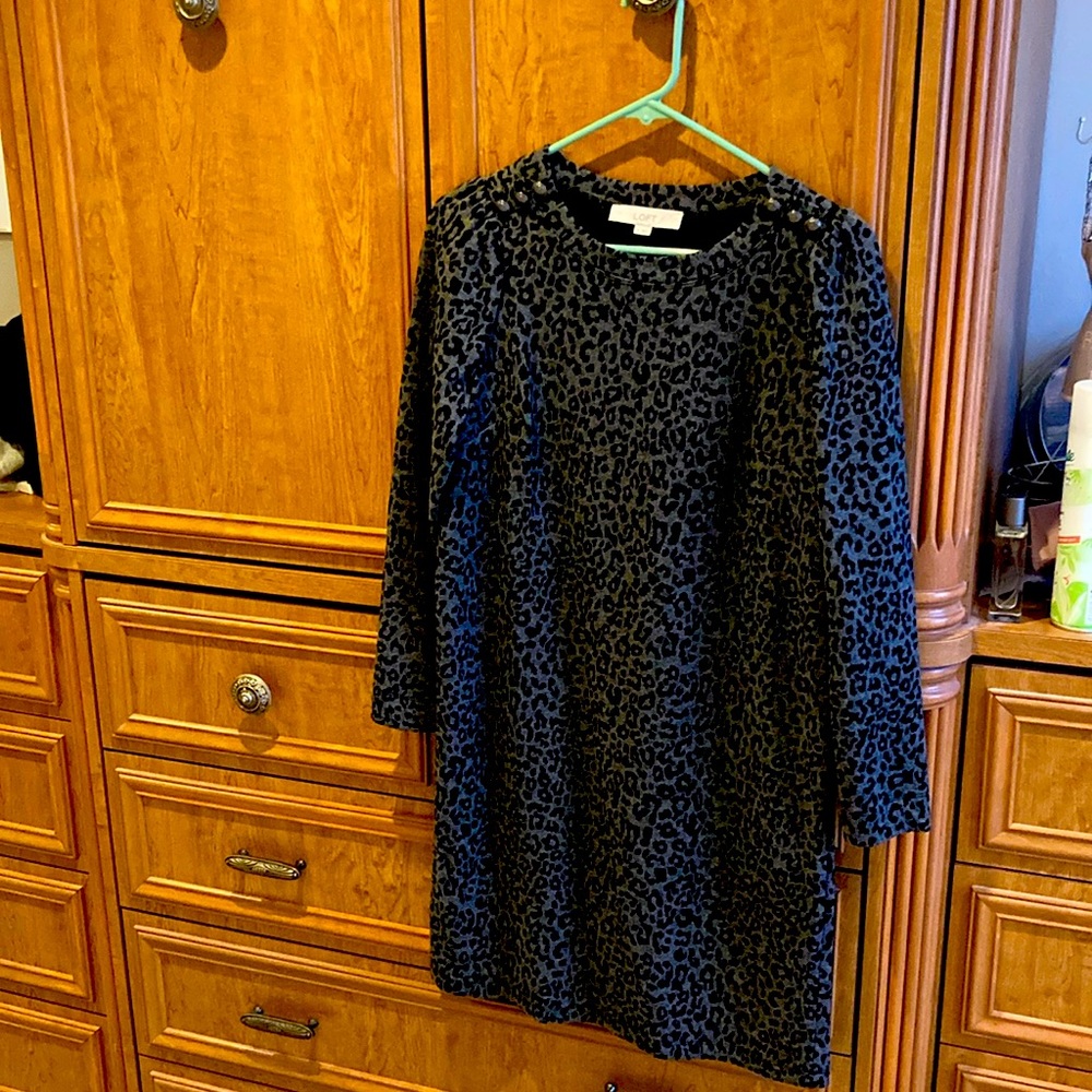 Leopard print dress with shoulder buttons